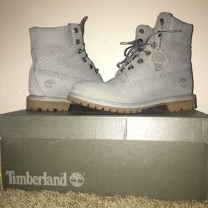 Women’s 8 Timberland 6” boot with weave pattern